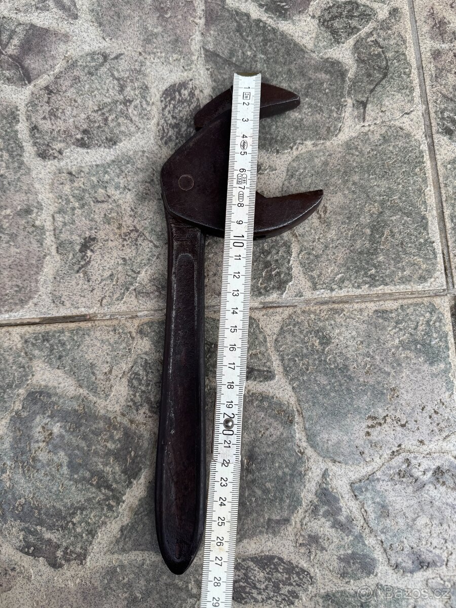 Starý samosvorný klíč - hasák a starou ruční vrtačku - 8