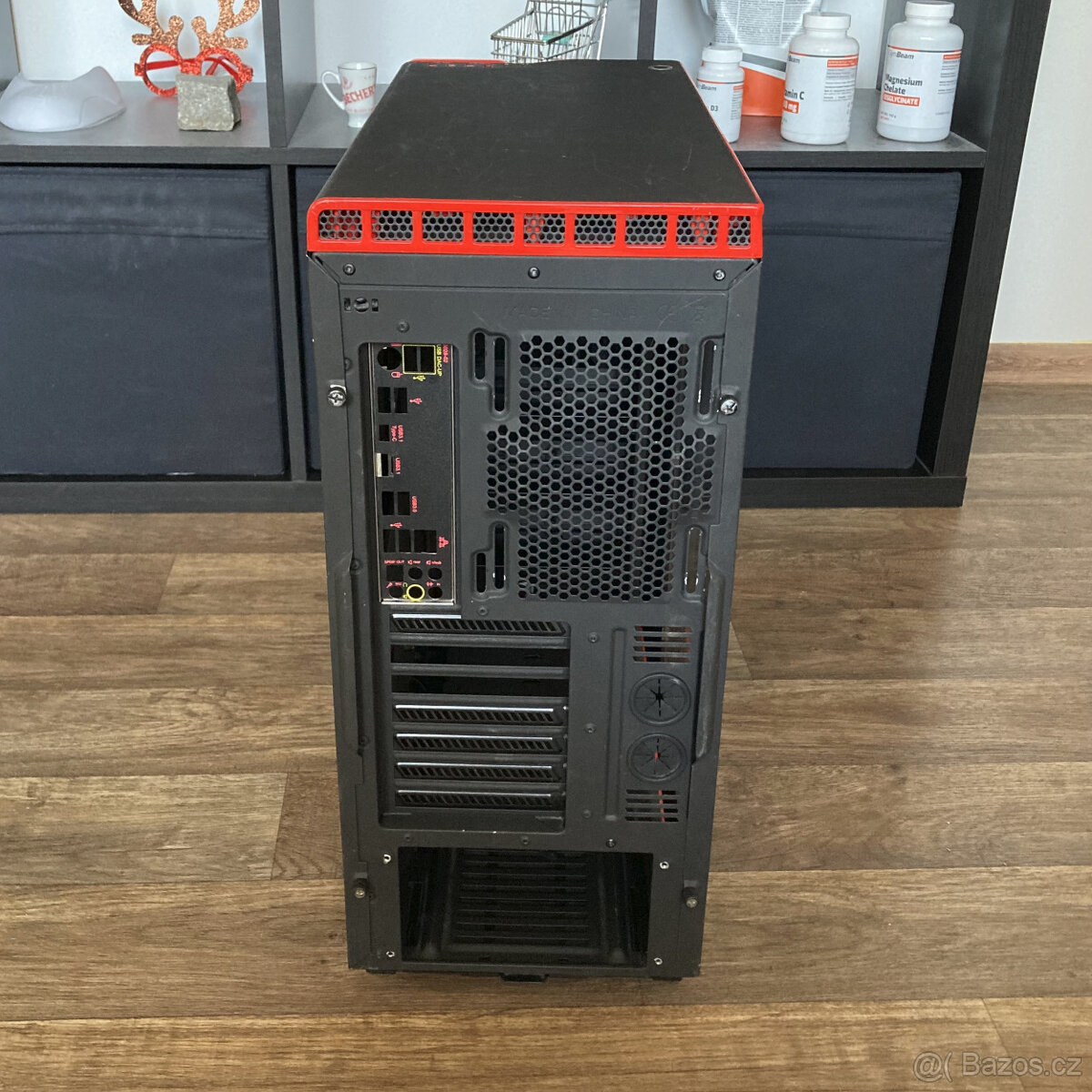Prostorná PC skříň NZXT H440 (černo-červená) - 8
