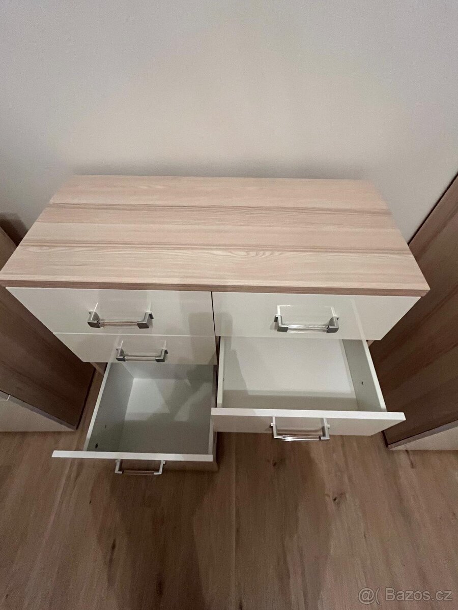 Šatní skříň se dvěma komodami - 8