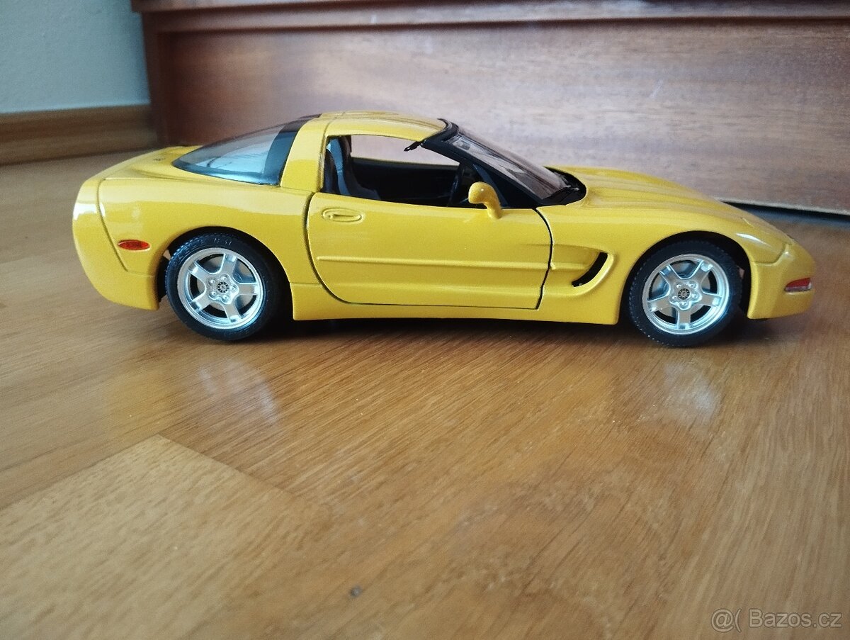Bburago Chevrolet Corvette 1:18 - 8
