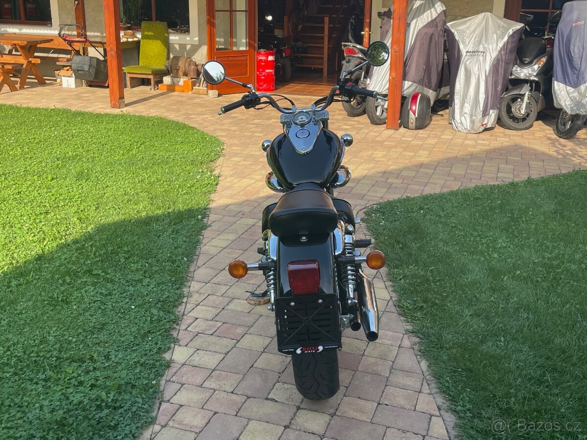 Suzuki VL250 Intruder - 8