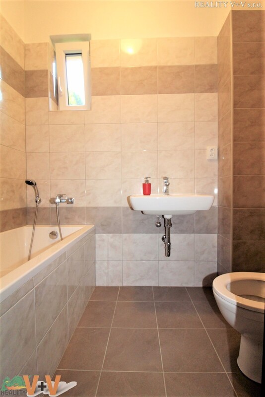 Pronájem bytu 1+1 o velikosti 44 m² v rodinném domě, lokalit - 8