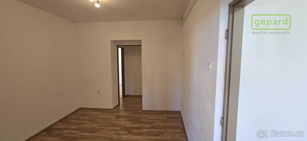 Zděný byt se sklepem a podílem na pozemku - Jírovcova ulice - 8