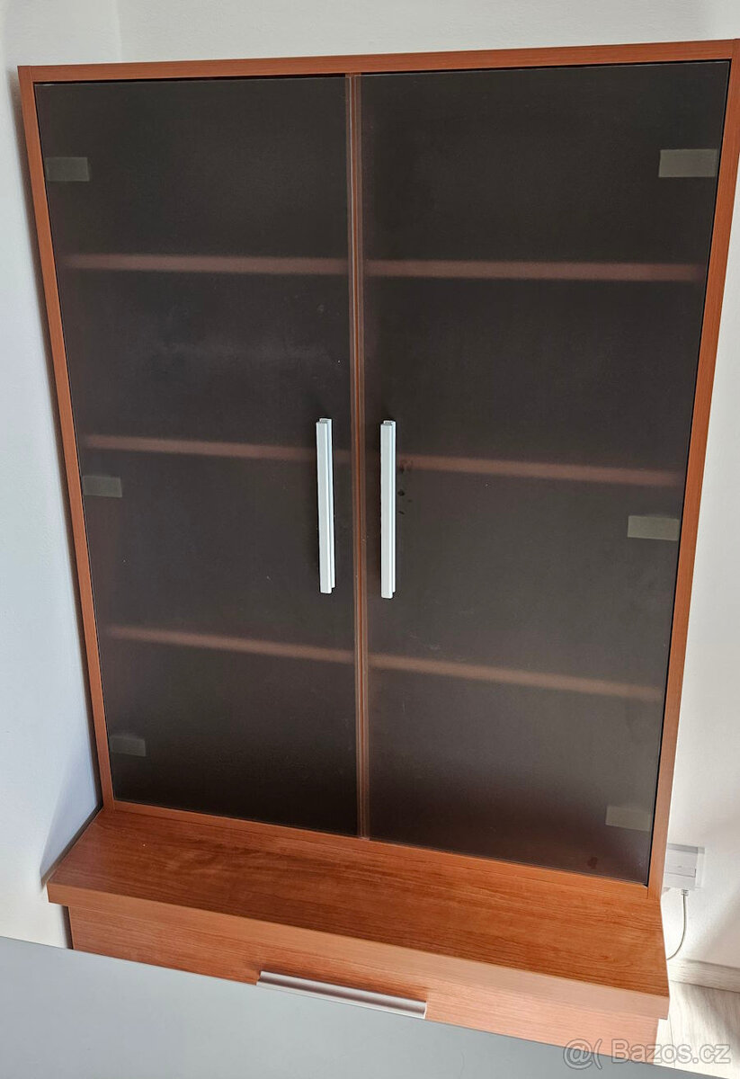 Prodám nábytkovou sestavu (stůl, skříňky) - 8