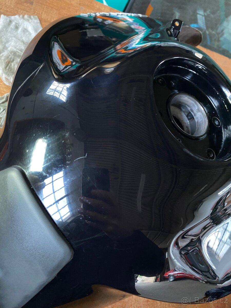 Triumph Tiger 800 nádrž - 8