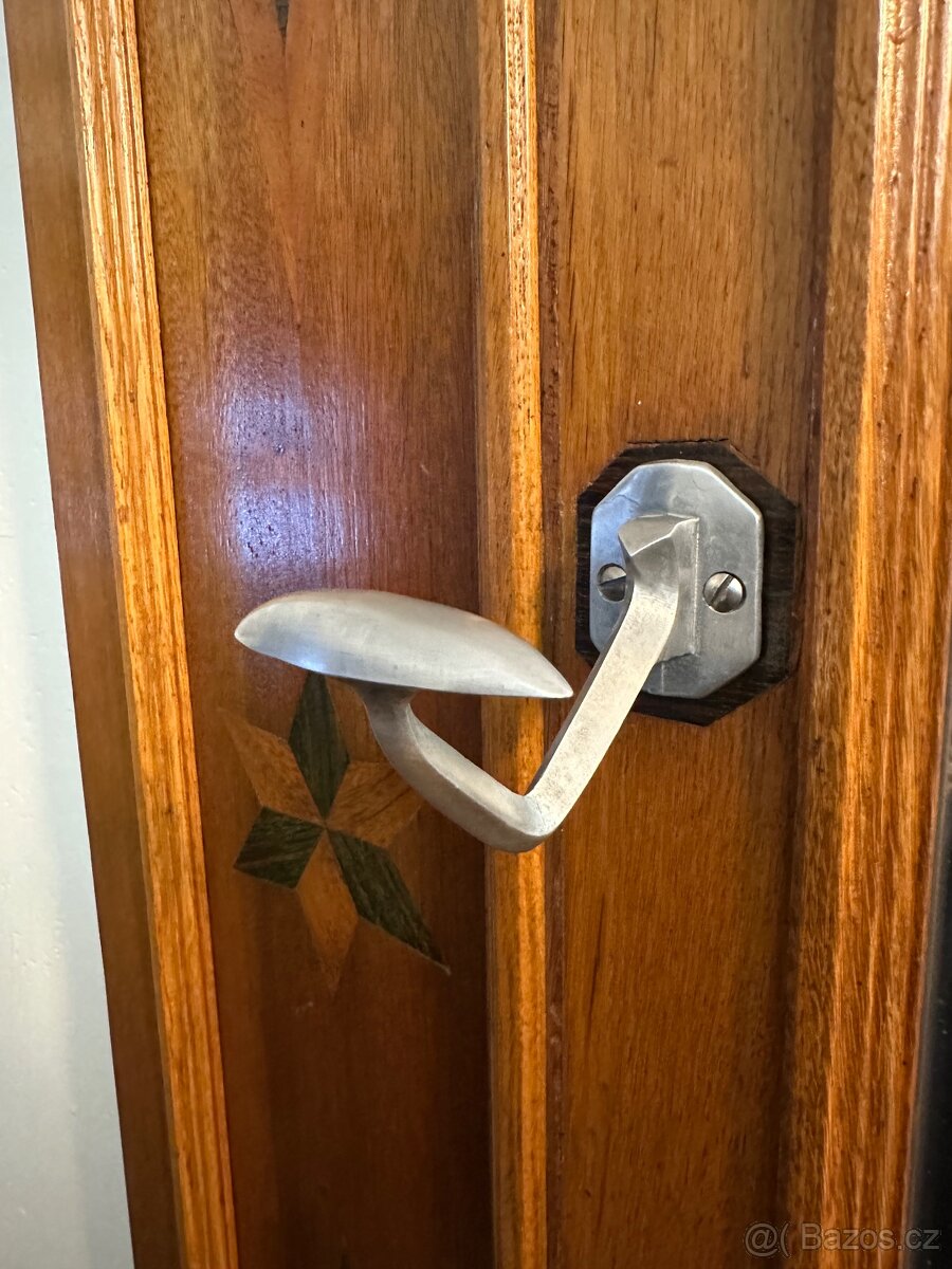 Věšáková stěna - 8