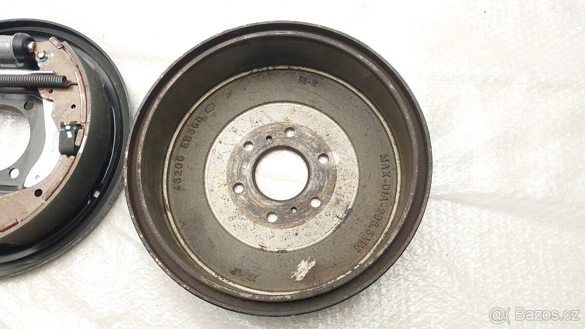 Nissan Navara D40 : Štíty zadních brzd - 8