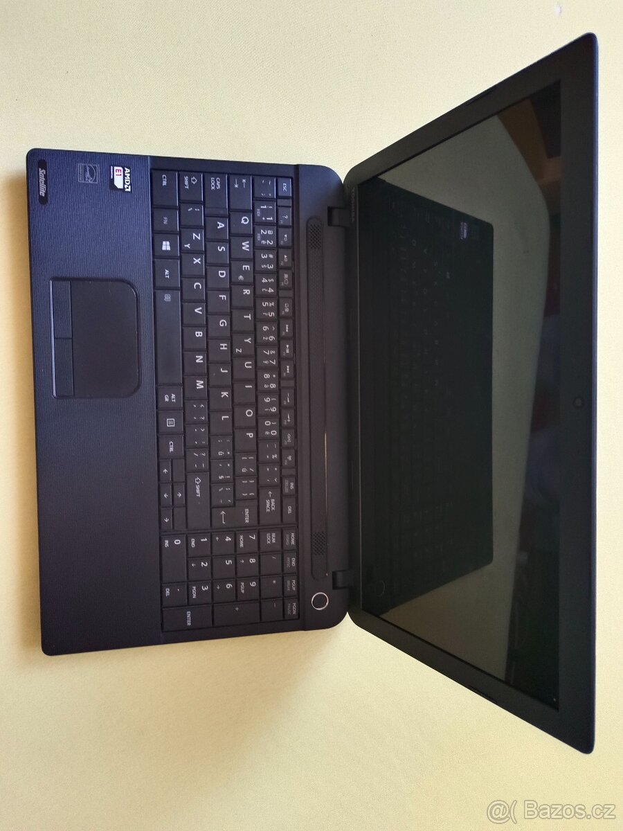 2 funkční notebooky 4gb RAM - 8