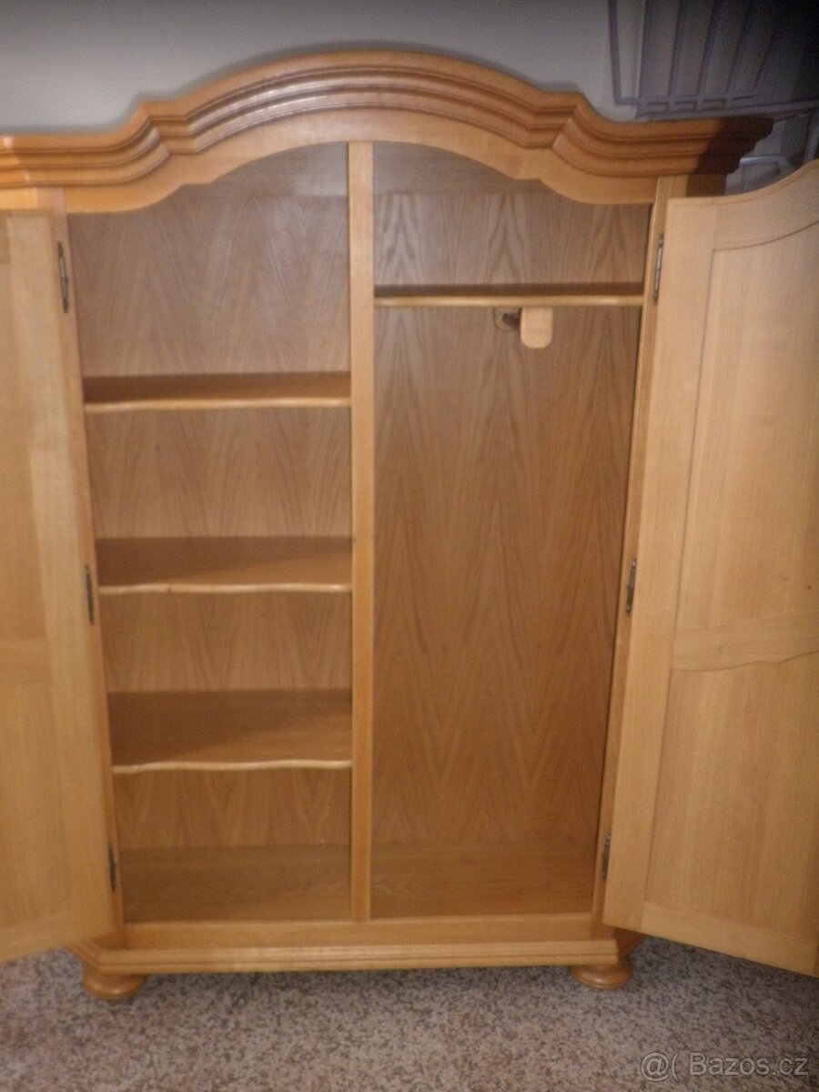 Světlá rustikální šatní skříň - 8