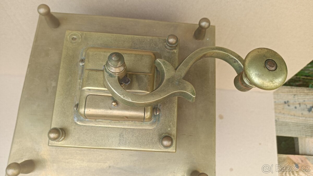 Obrovsky velmi starý mlynek na kavu ZAK. CHRANĚNO - 8