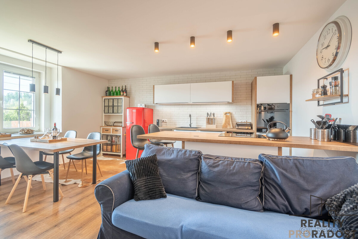 Zrekonstruovaná útulná chalupa s garáží a prázdnou půdou kou - 8