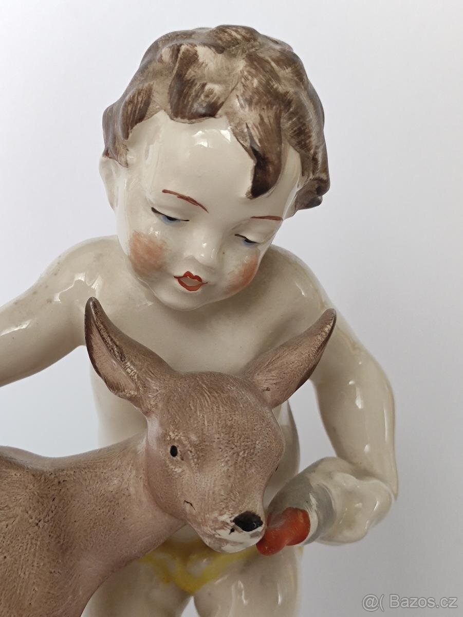 Starožitná soška, figurka, dítě krmí srnče, Hertwig, 14cm - 8