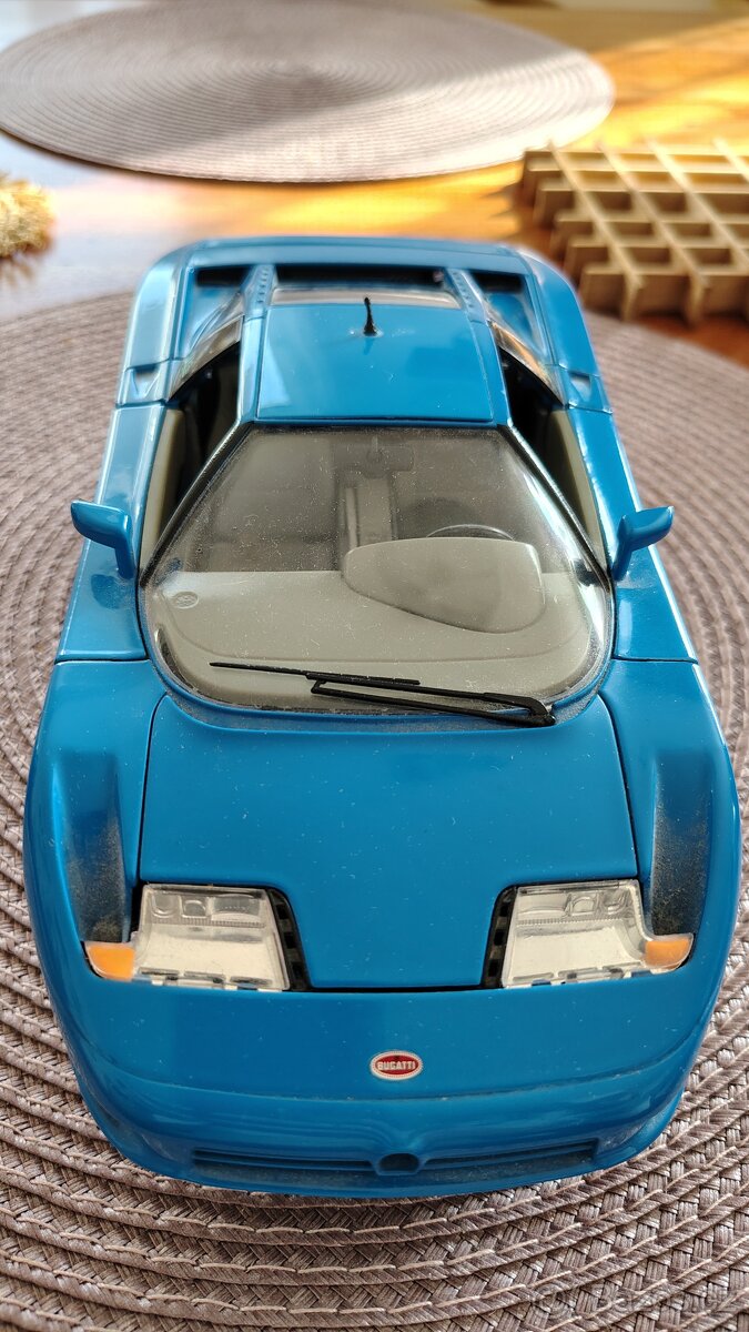 Auto Bugatti na stojanu - 8