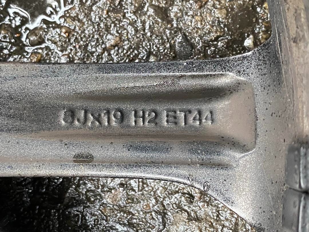 ALU kola Škoda VEGA 19" 8J ET44 + pneu 235/40/R19 - 8