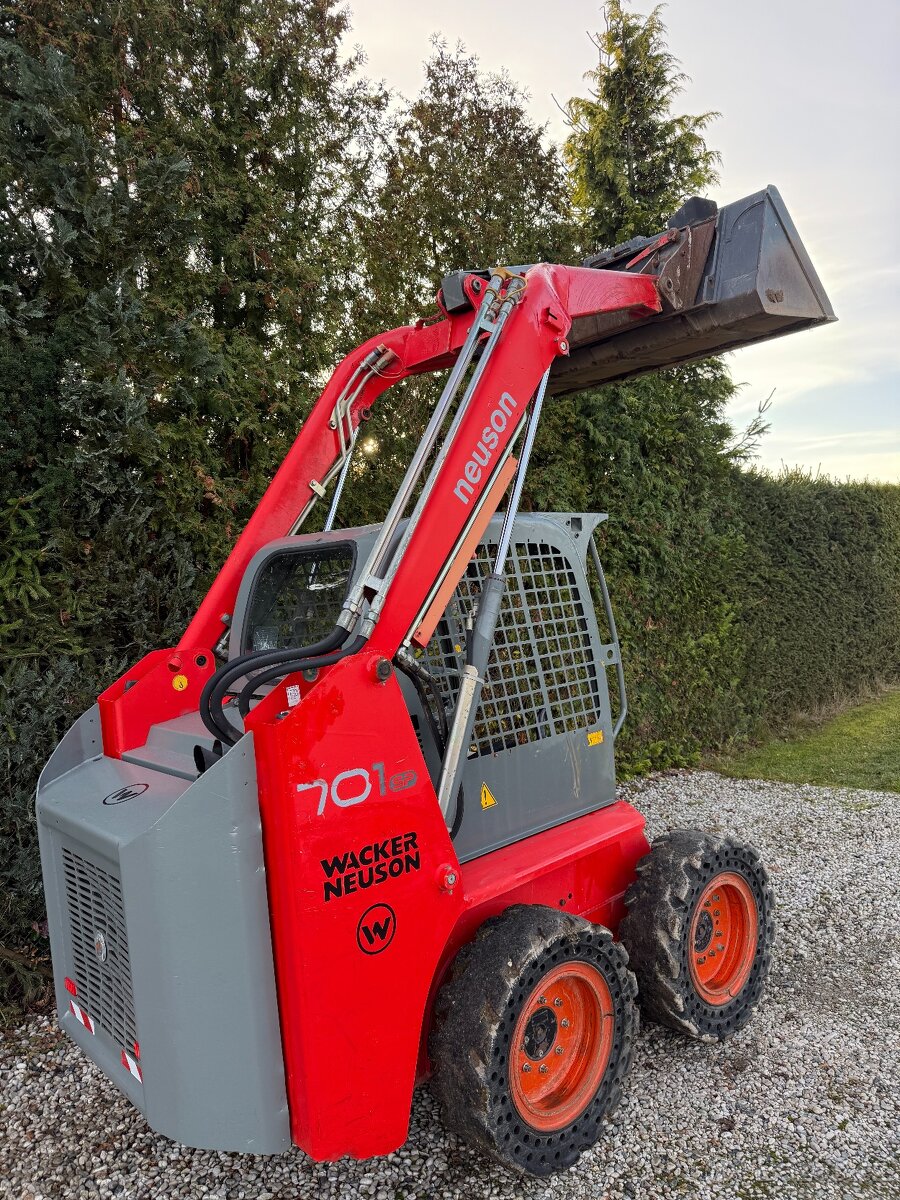 Smykový nakladač Wacker Neuson 701E/PĚKNÝ STAV,LŽÍCE,PAL.VI/ - 8