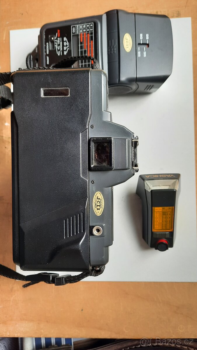 Yashica 230 AF, Yashica lens 35-70, Yashica blesk -sleva - 8