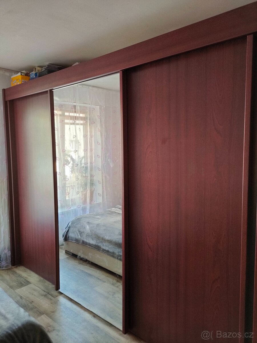 Velká šatní skříň - 8