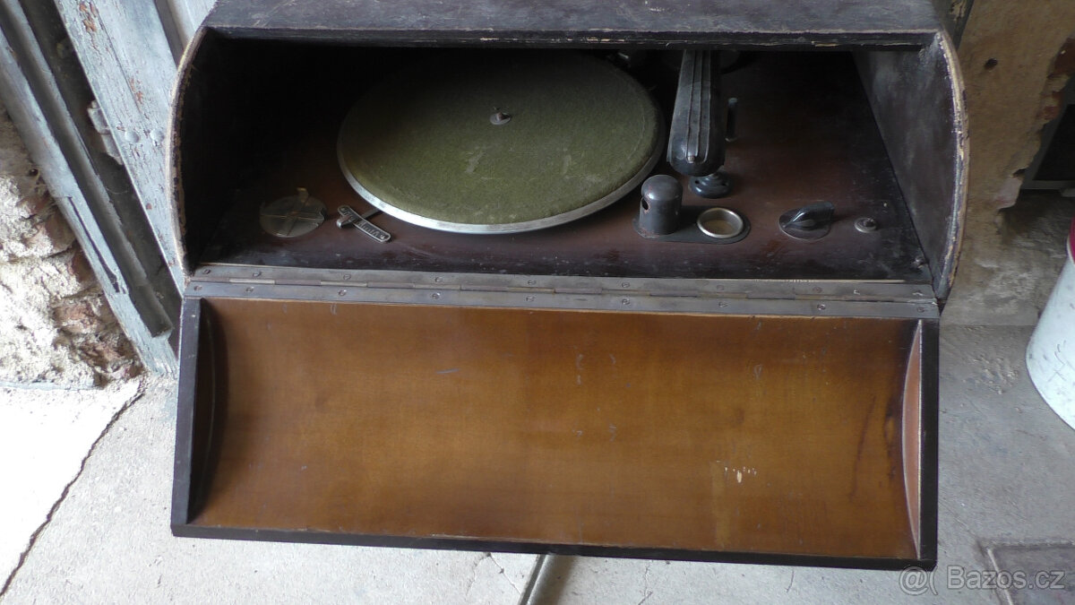 Starý gramofon 50. léta - 8