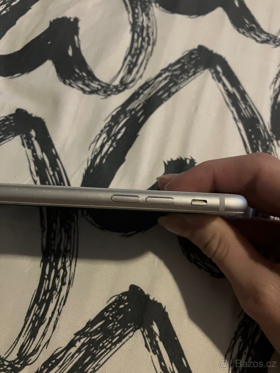iPhone 8 silver 64gb není plně funkční - 8