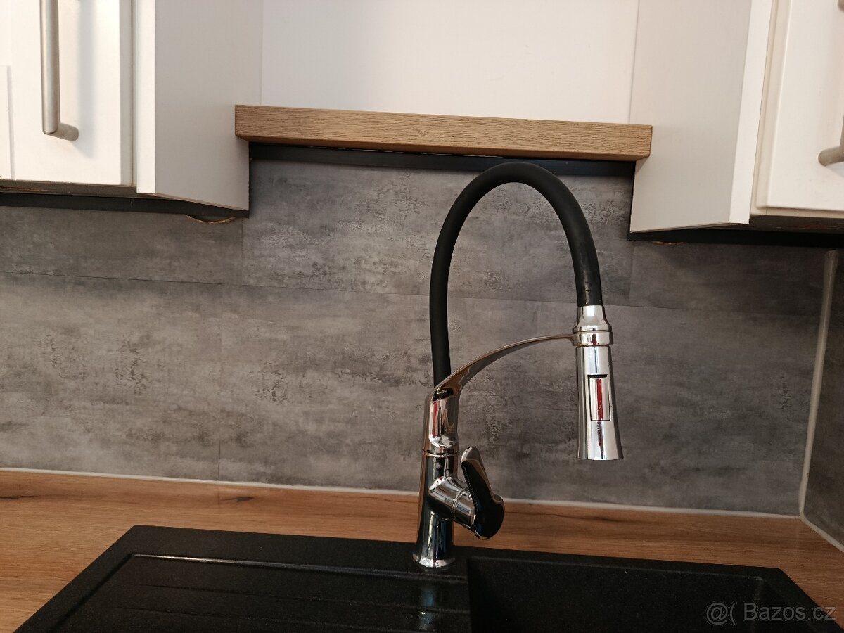 Krásná bílá (téměř plně vybavená) kuchyň - 8