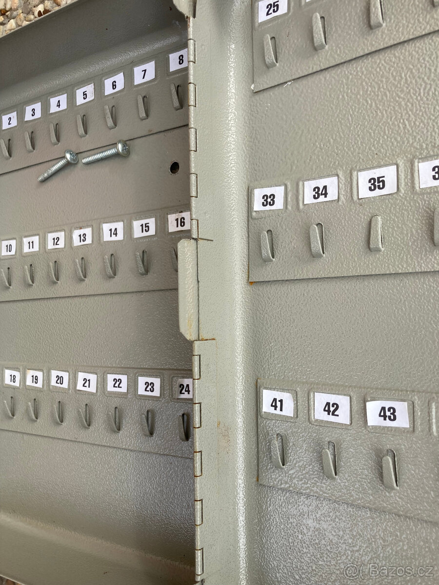 Skříňka na klíče nástěnná za 300 kč - 8