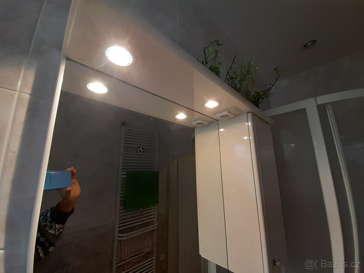 Koupelnová zrcadlová stěna se skříňkami a umyvadlem - 8