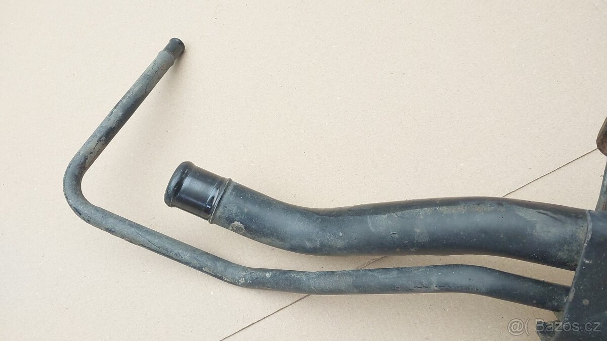 Nissan Navara D40 : Hrdlo nádrže - 8