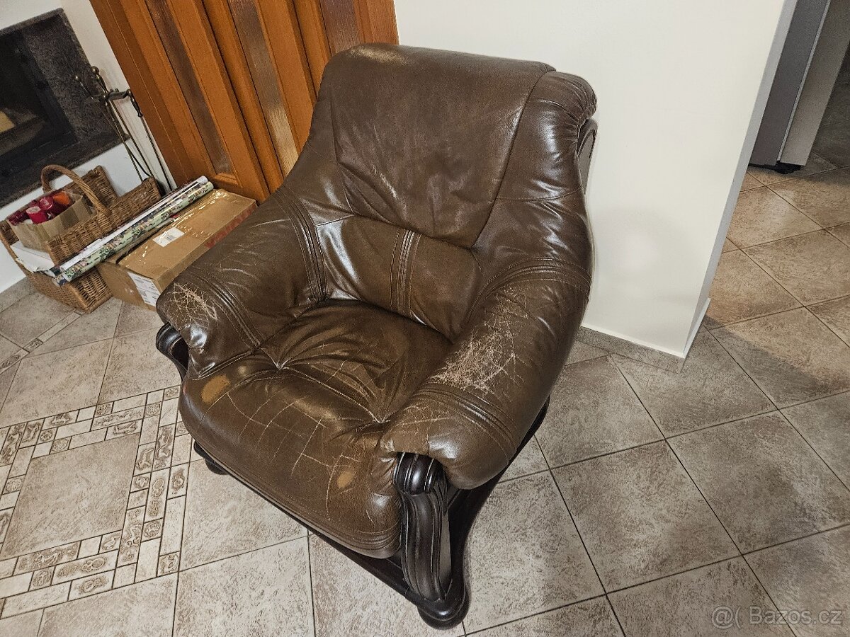 Prodám kožený gauč a dvě křesla. - 8