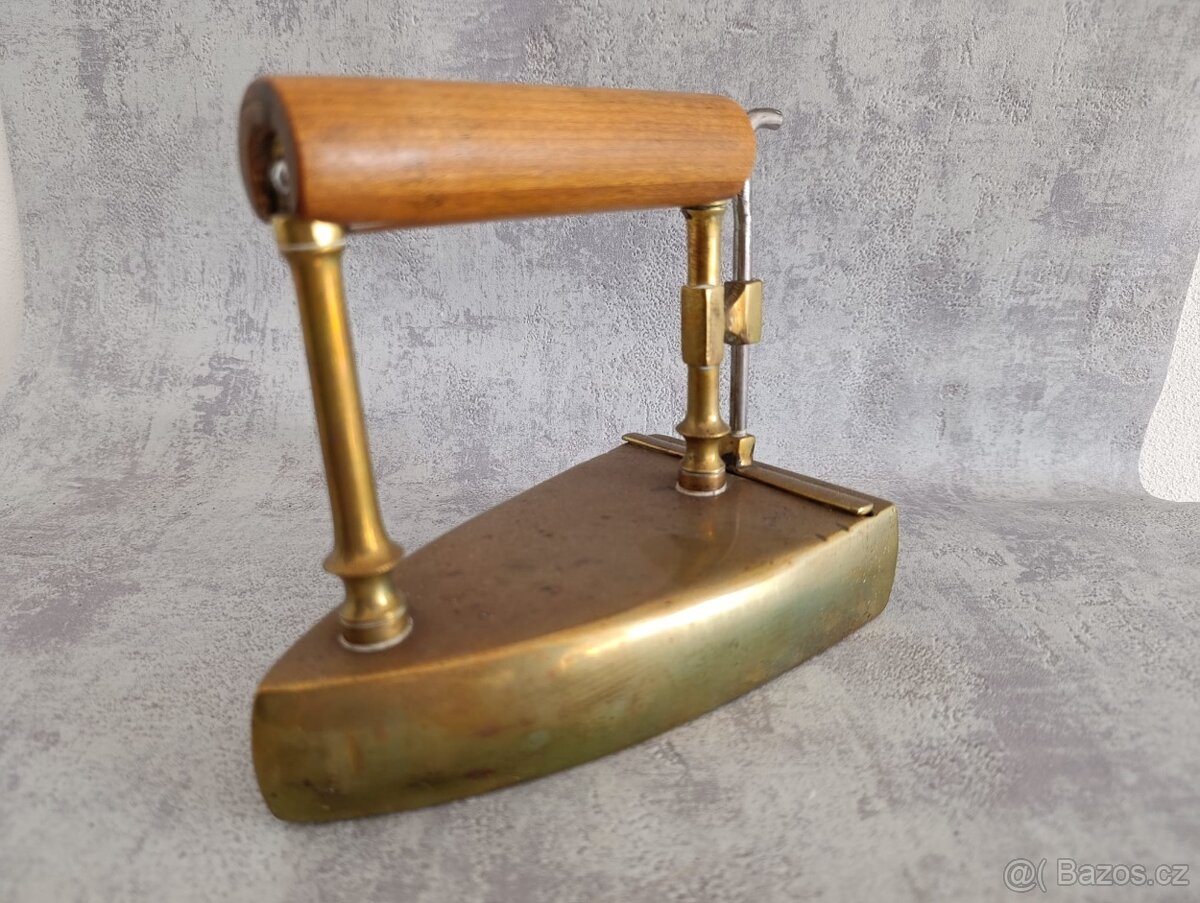 Stará zachovalá mosazna žehlička č.7 (vzadu značeni 7) - 8