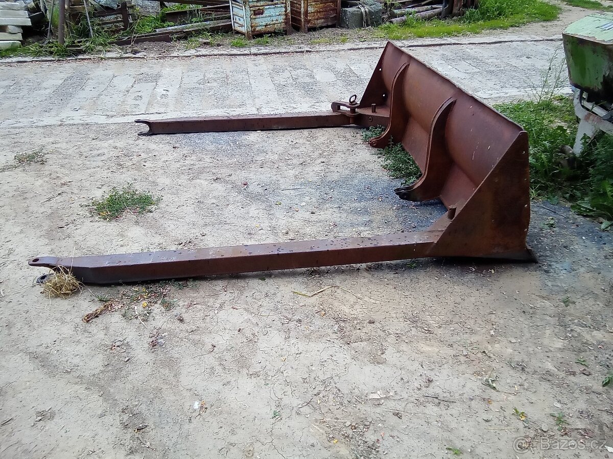Čelní radlice na pásový raktor DT - 8