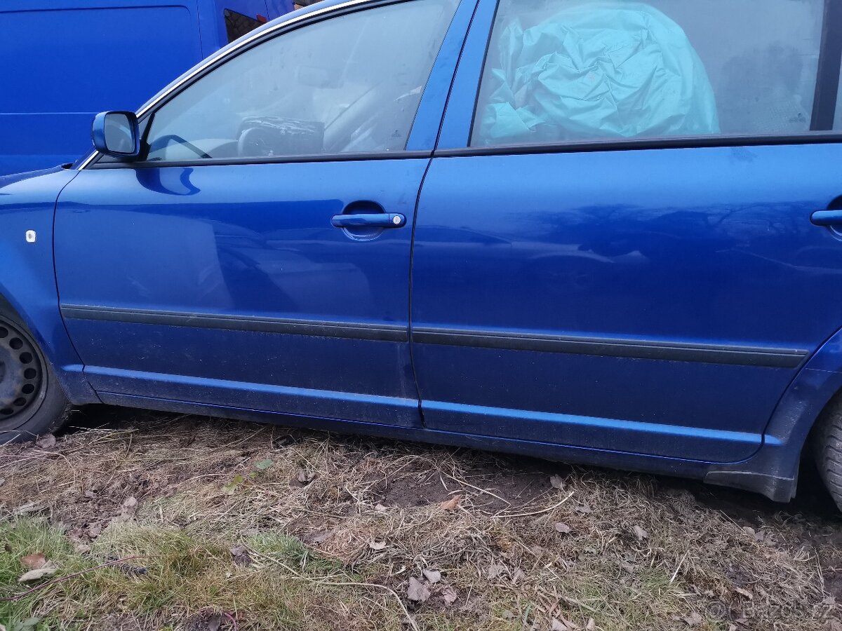 Škoda Superb veškeré díly z vozu modrý černý - 8