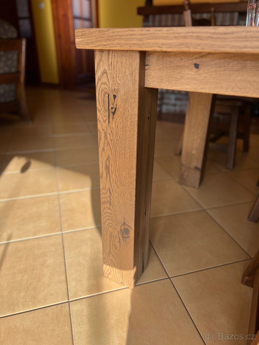 Celomasivní dubový jídelní stůl - 8