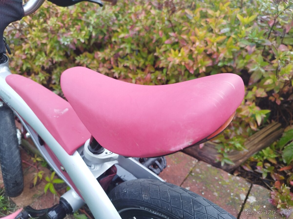 Červené dětské kolo BMW - 8