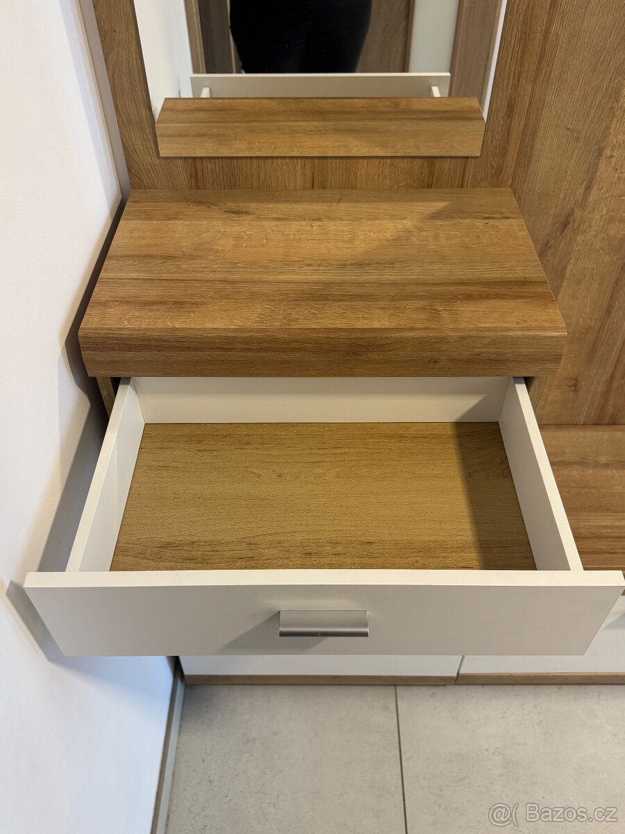 Předsíňová stěna - 8