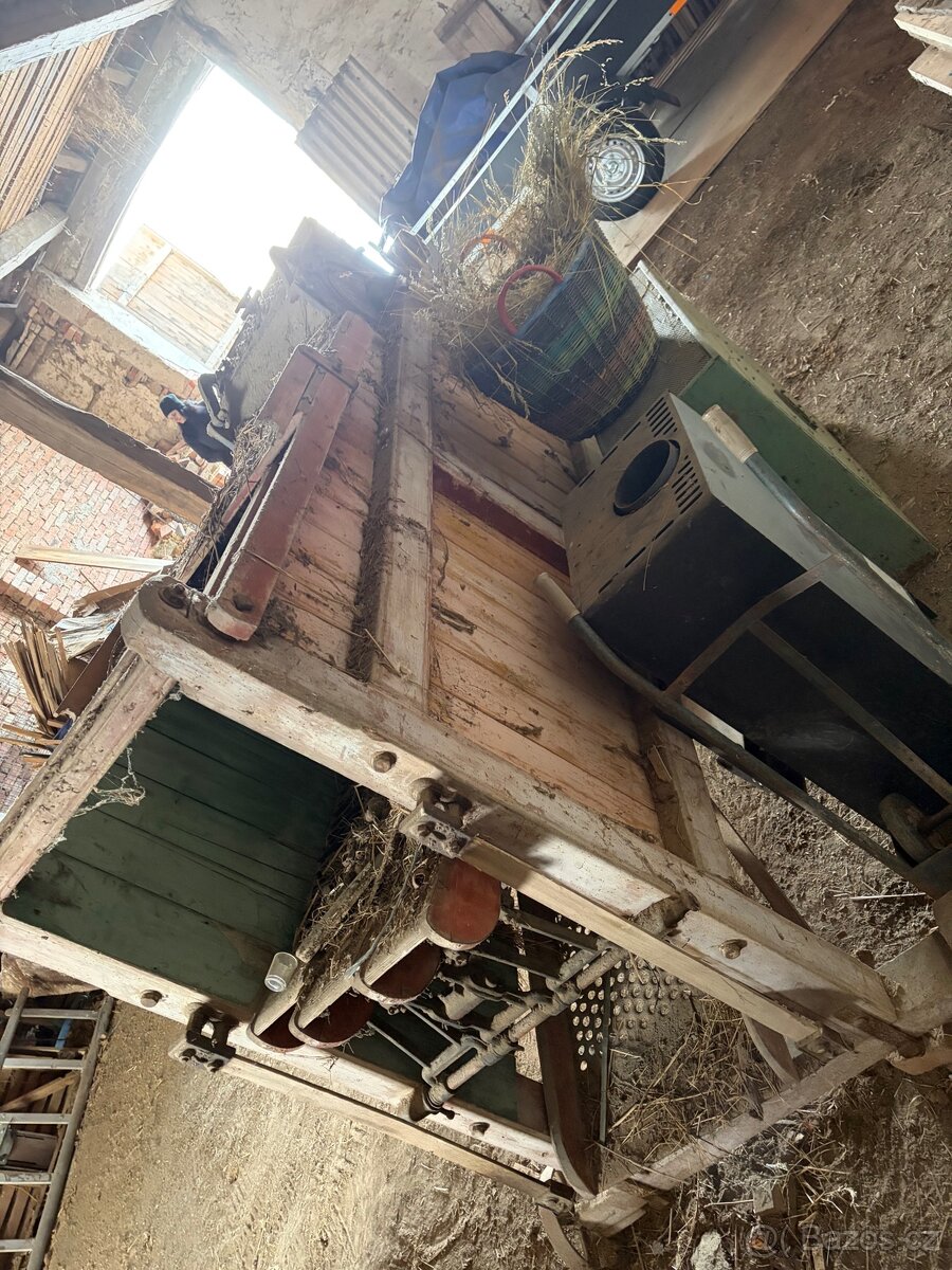 Starý zemědělský stroj – čistička / mlátička obilí - 8