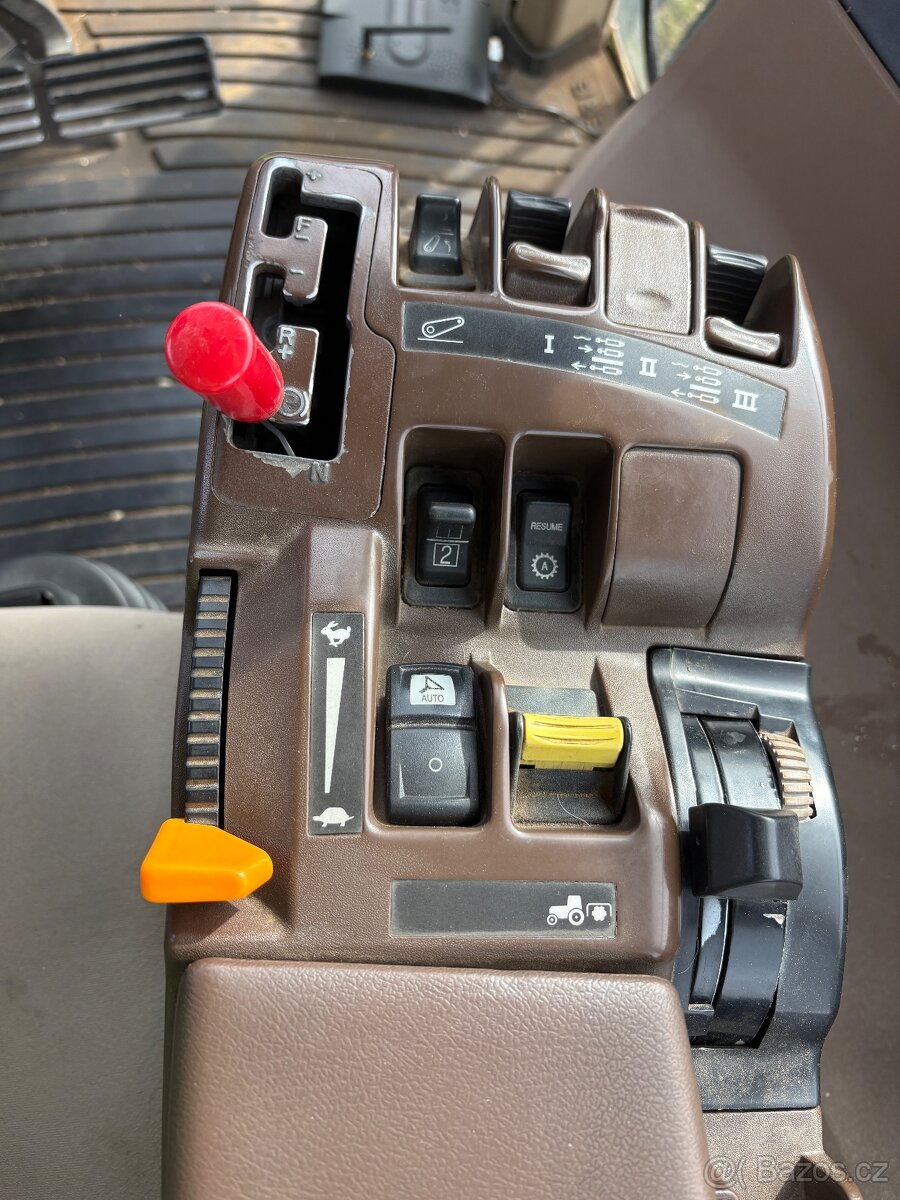 Dlátový pluh, John Deere 8120 - 8