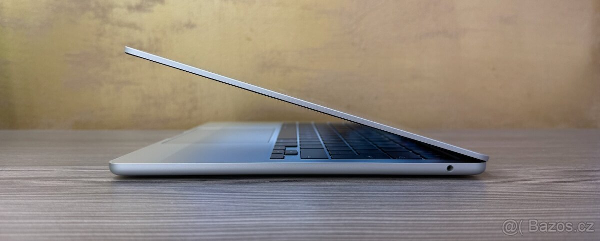 MacBook Air 13" 2024 M3 8GB 256GB stříbrná, 100% baterie - 8
