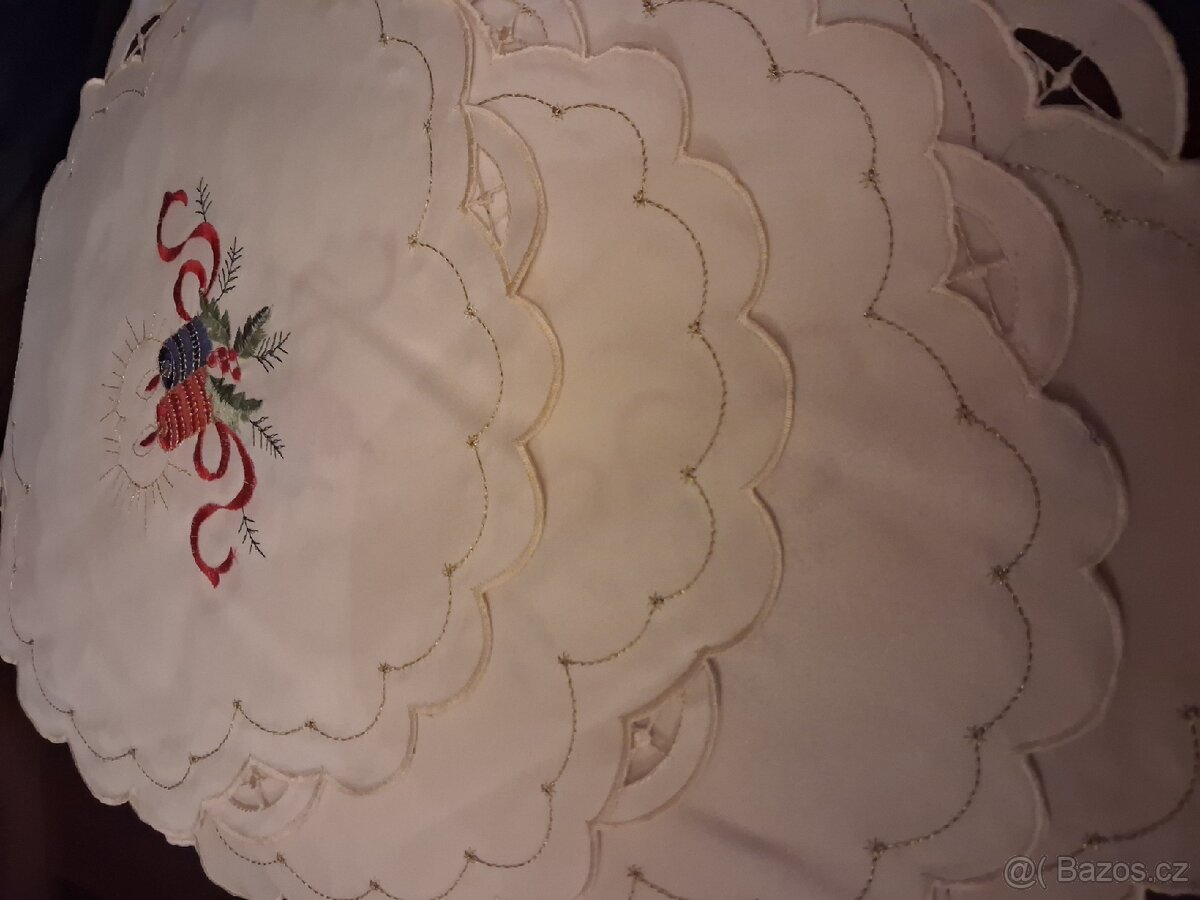 Vánoční kulaté prostírání vyšívané 12 kusů - 8