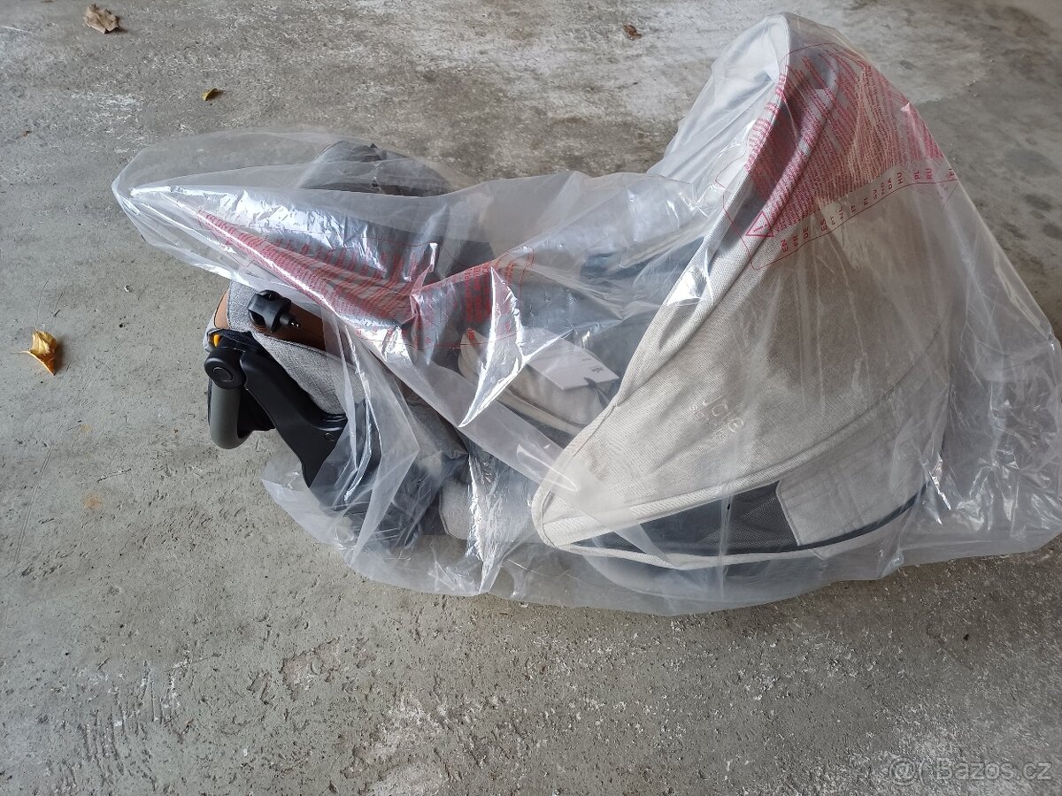 Krásný luxusní kočárek v záruce - 8