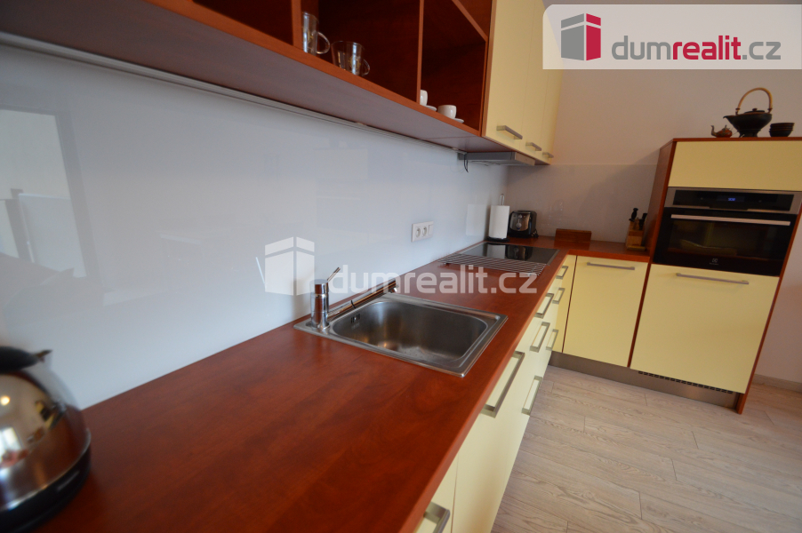 Pronájem 3+kk 70 m2 P8 Karlín balkon novostavba garážové stá - 8