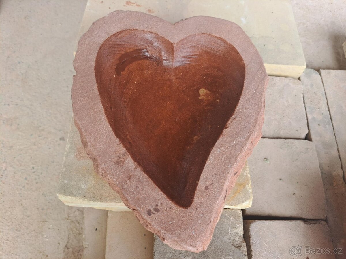 Pítka ve tvaru srdce z červeného pískovce - 8