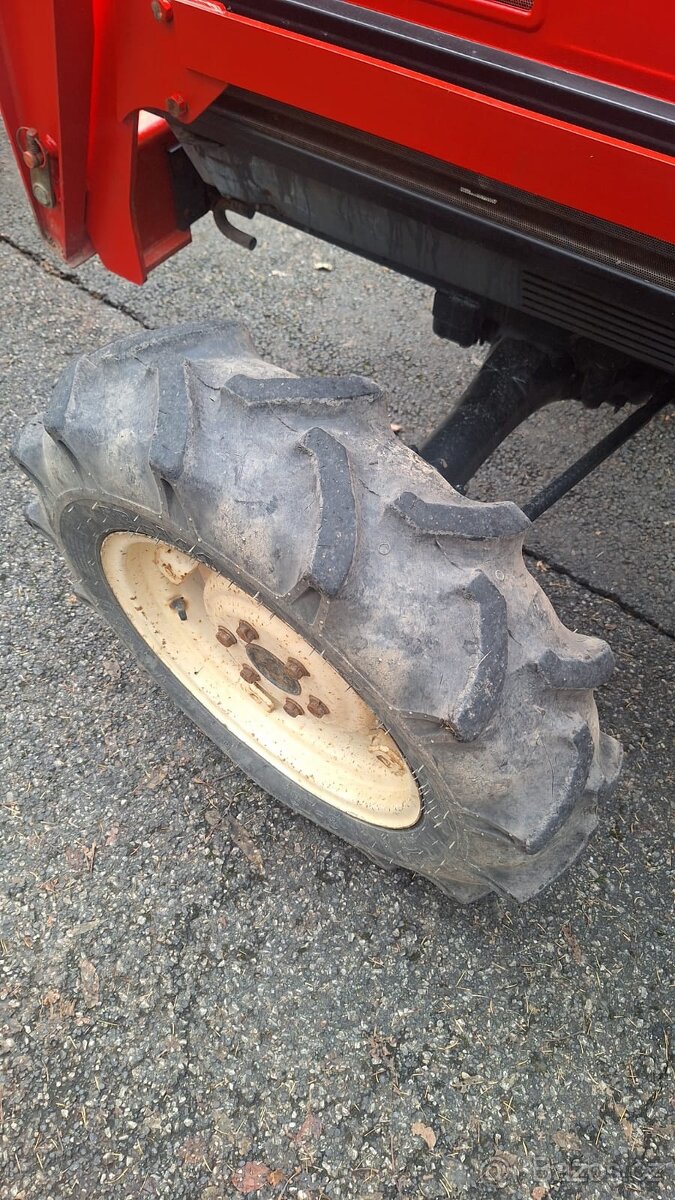 TRAKTOR YANMAR F37D - 8