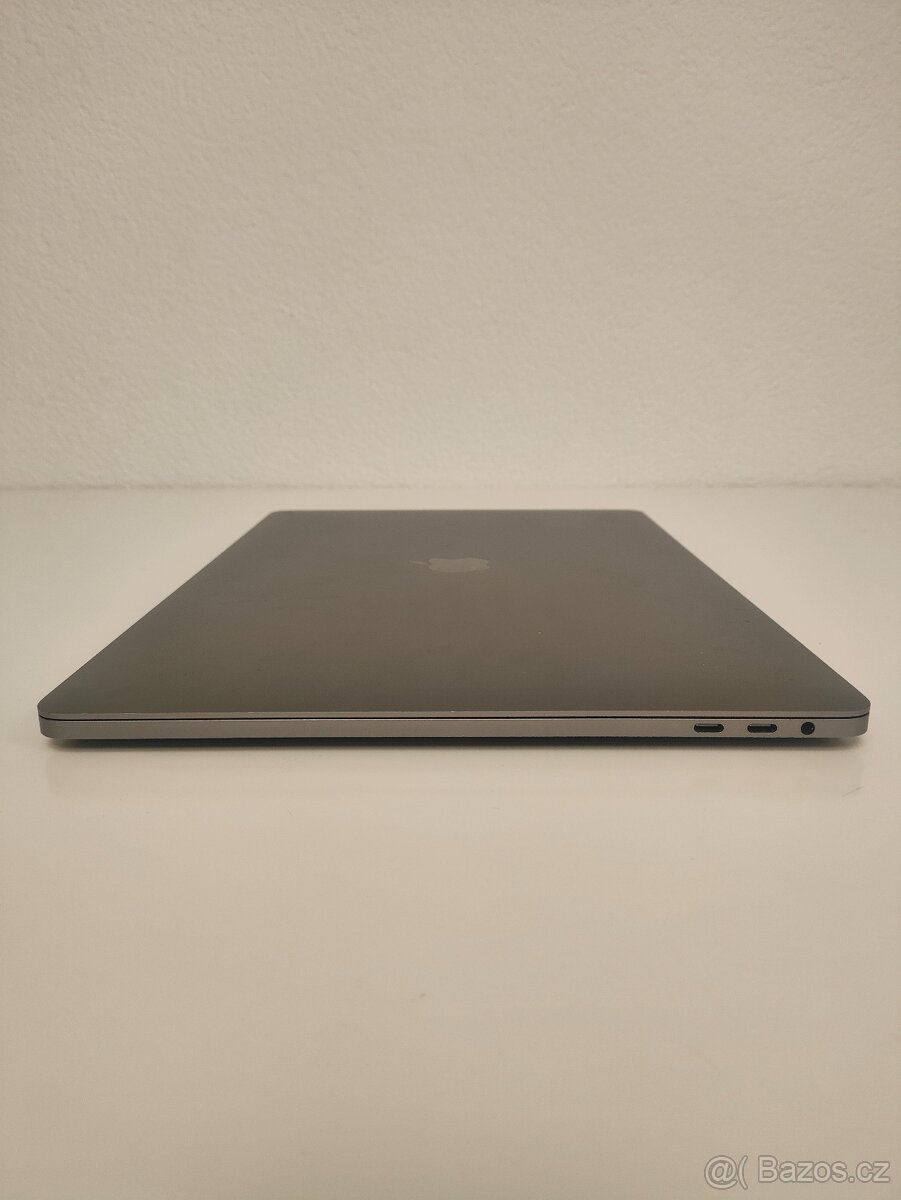 MacBook Pro 15" 2018 | i7 • 16GB • 256GB SSD - 8