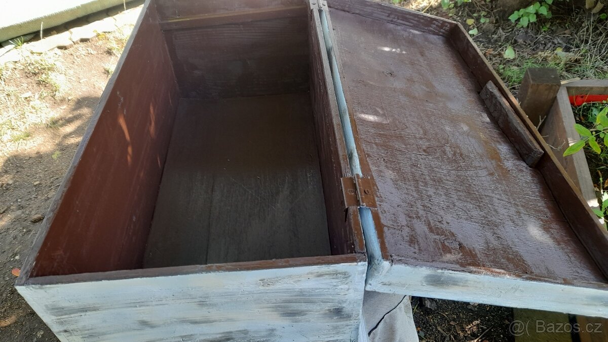 Stará dřevěná truhla s květy - 8