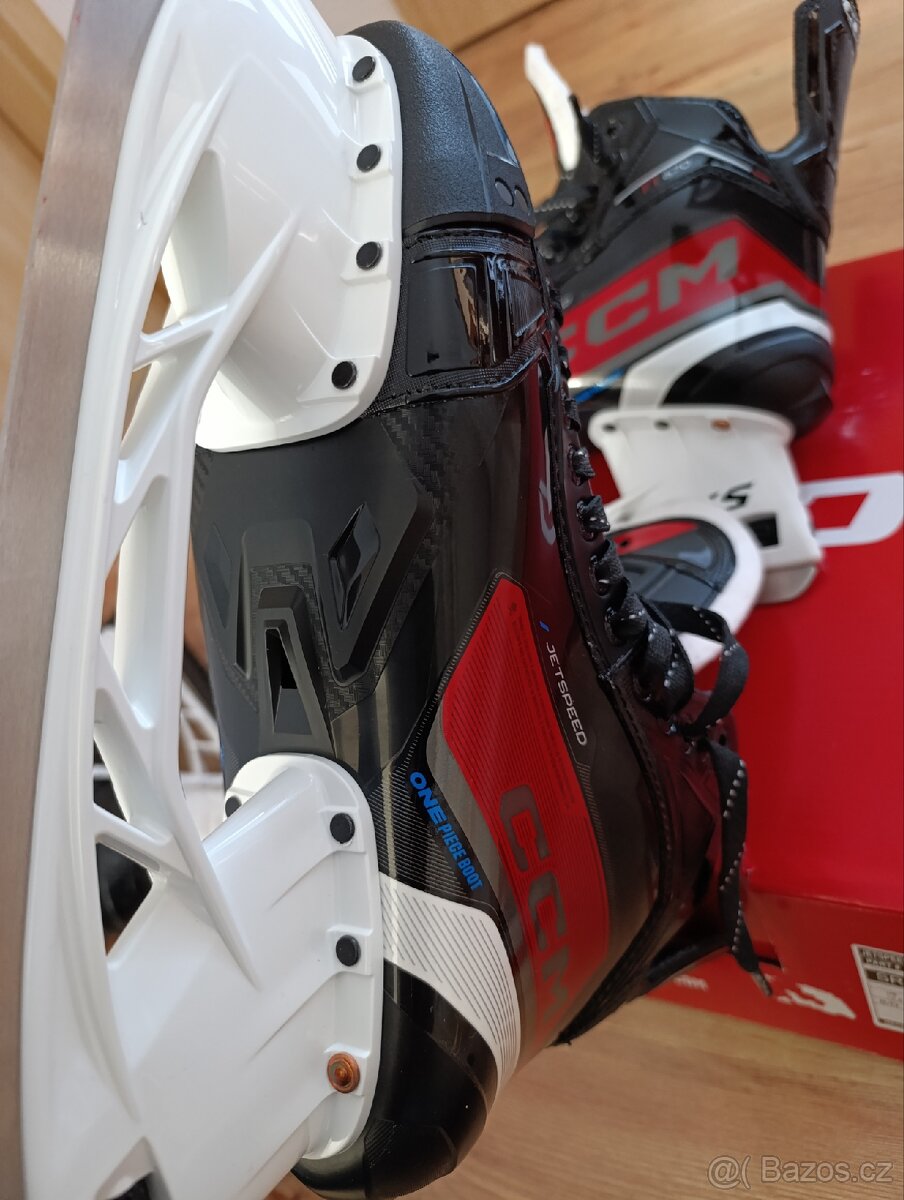Prodám hokejové brusle CCM vel.11. - 8