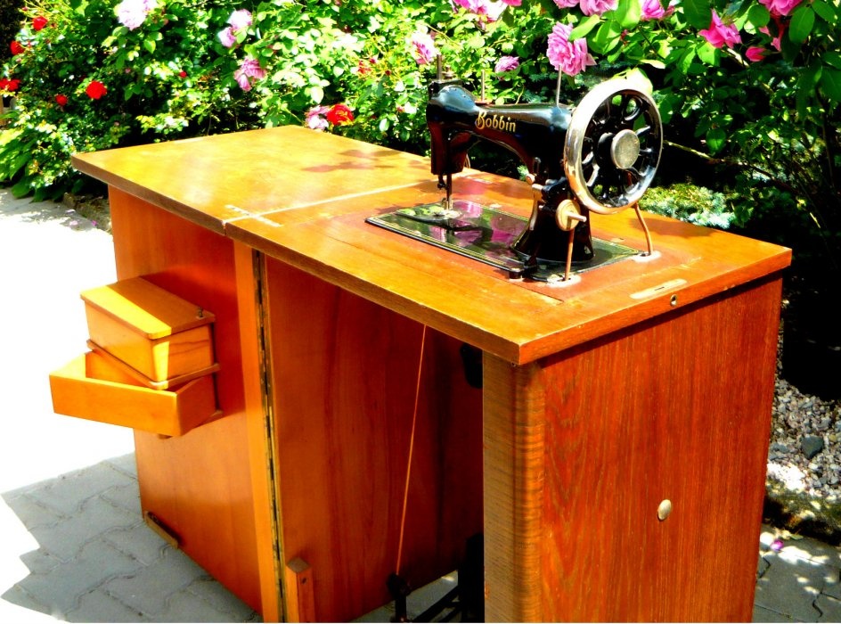 Starožitný cca 100 let starý skříňový šicí stroj - 8