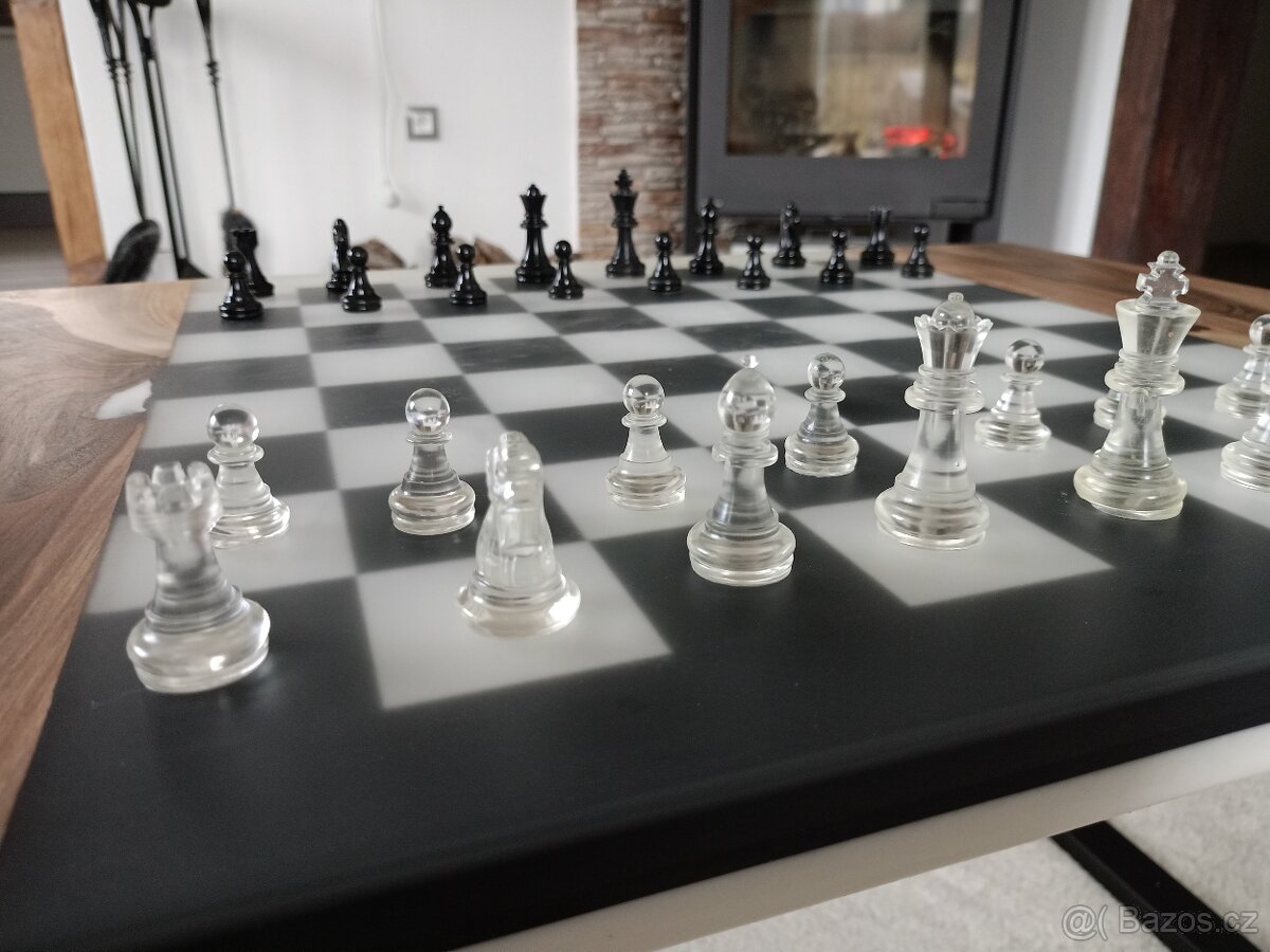 Šachový epoxidový stolek z ořechu + figurky - 8