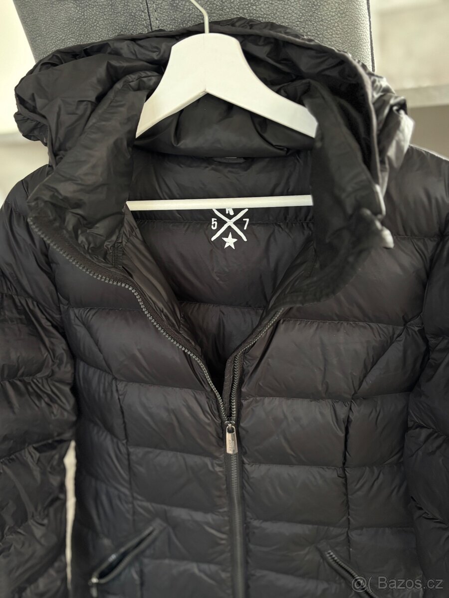 Černá péřová bunda prošívaná - 8