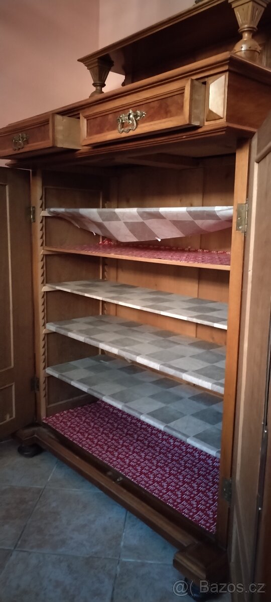 Krásná starožitná skříňka Vertigo - 8