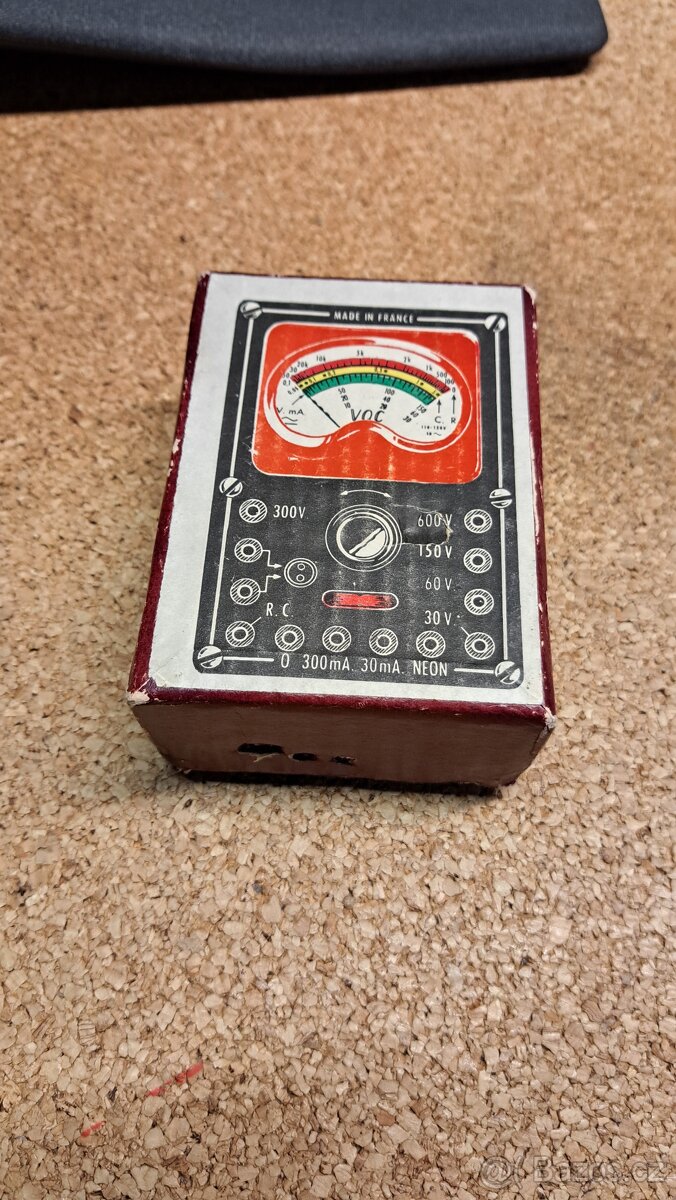 Historický analogový francouzský multimetr VOC - 8